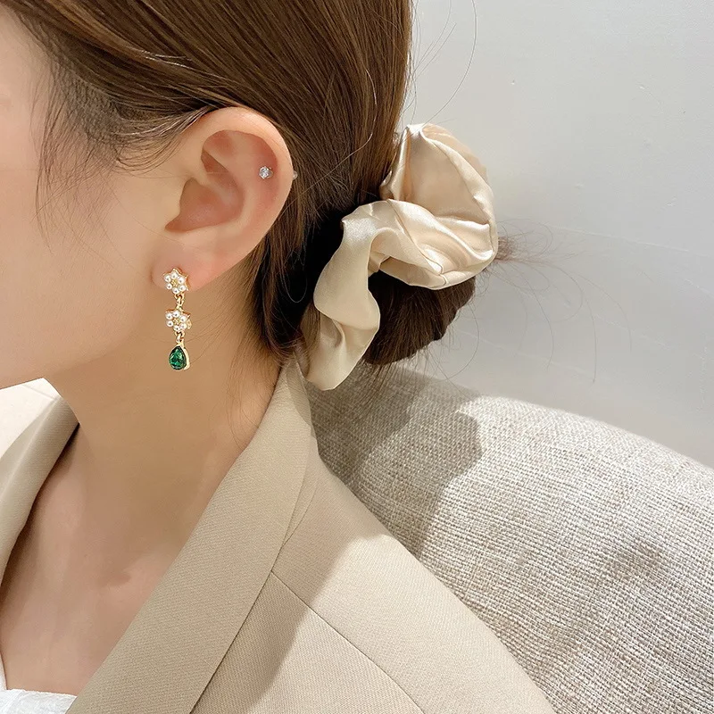 Великолепные Длинные серьги с зелеными фианитами и кисточками для женщин