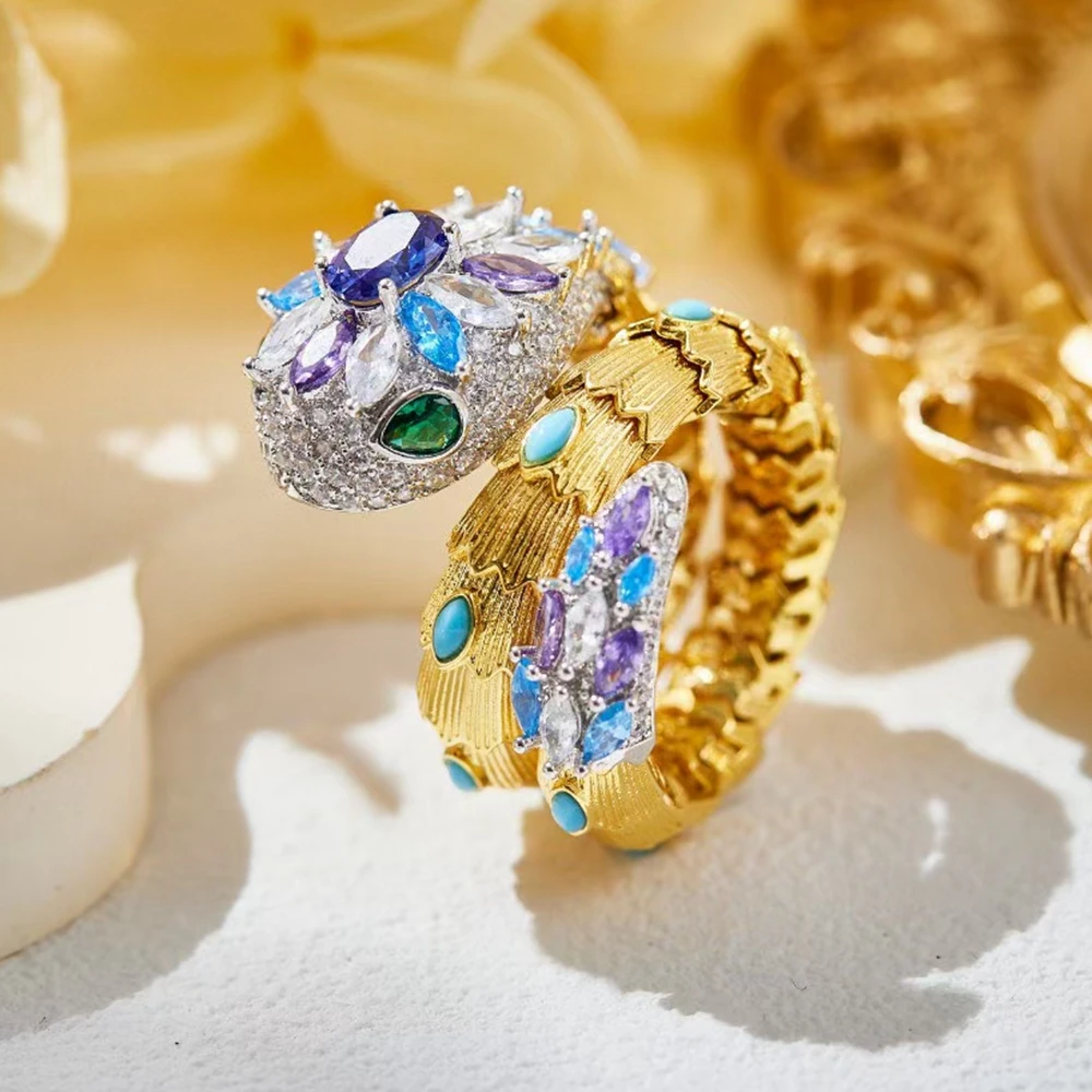 Новое кольцо в виде змеи с двойной катушкой покрытое золотом и бриллиантами для