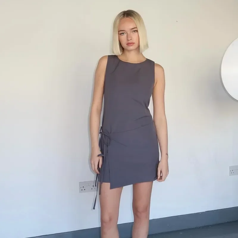 Женское Короткое платье без рукавов с круглым вырезом и поясом