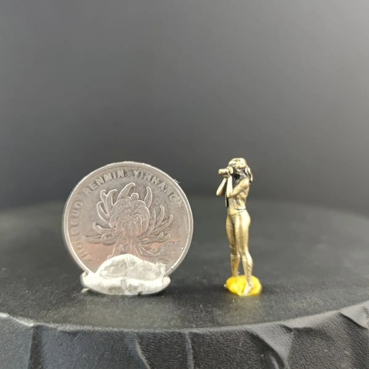 

Миниатюрные пейзажные медные модели автомобилей, маленькие фигурки, макросъемка, фотографии людей, альпинизм