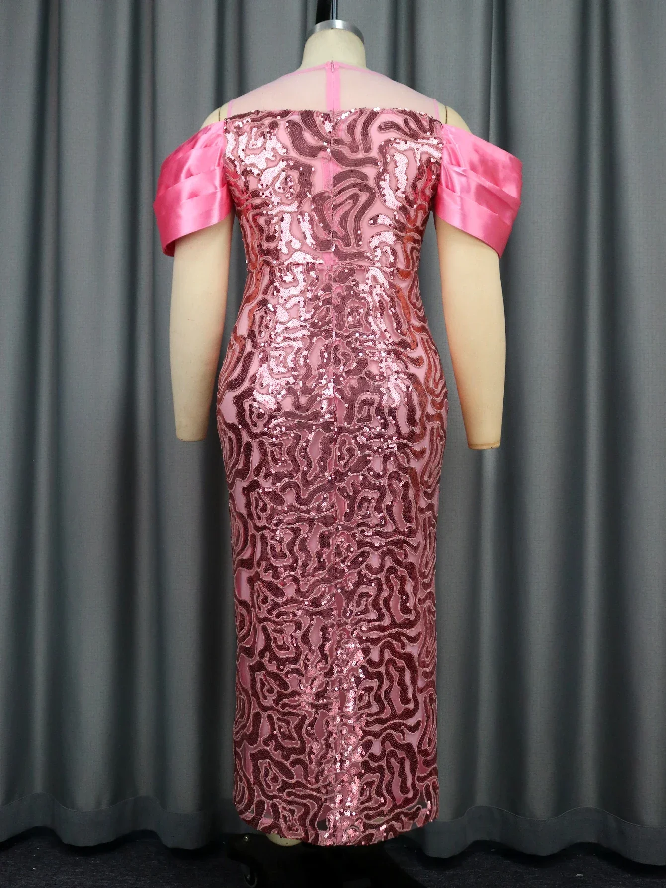 Женское вечернее платье с блестками розовое блестящее длинное открытыми плечами