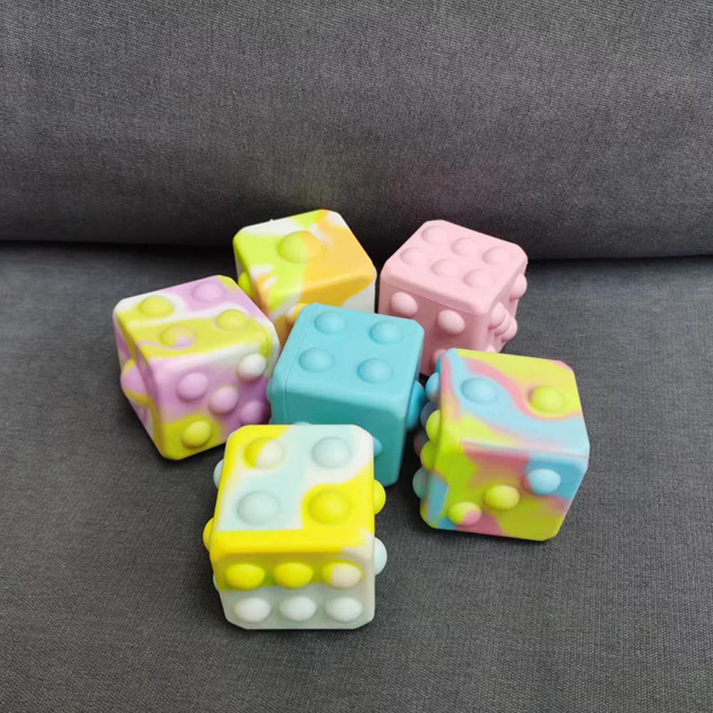 

Игрушка-антистресс в форме кубика из силикона