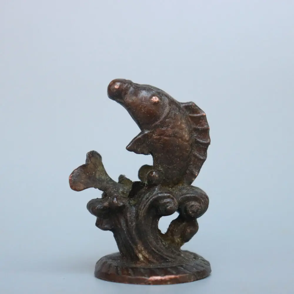 

Китайская старинная медная бронзовая резная волнистая рыба прыгающая статуя настольное украшение