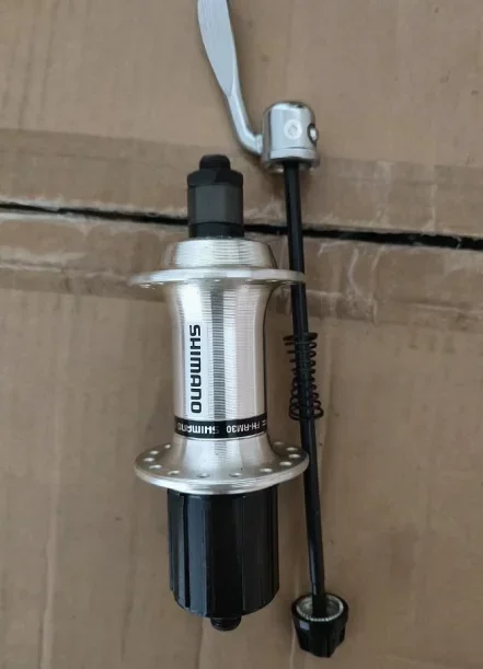 

1 шт. для Shimano FH-RM30 8/9/10-скоростной концентратор — 135 мм СТАРИЙ — черный-36H/серебристый-32H с быстросъемным шпаклером, 9 мм QR V-тормоз