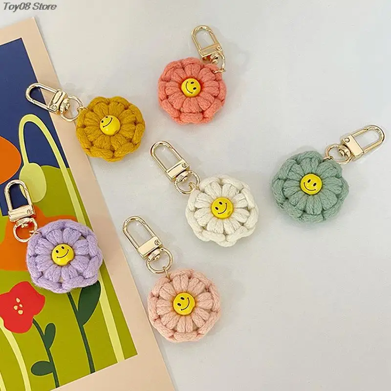 

1PC 6.8 cm Cute Flower Car Key Chain New Knitted Small Flower Smiley Face Women Ladies Bag Pendant Accessories Girl Gift
