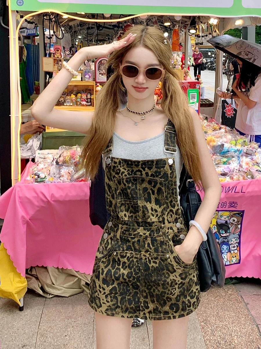 Джинсовый комбинезон с леопардовым принтом в стиле ретро