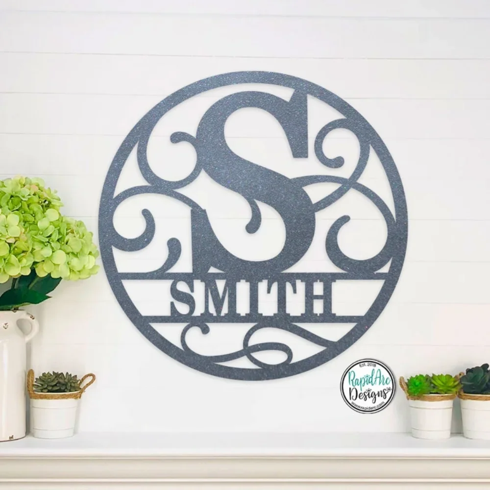 Металлический знак с именем монограммой в качестве индивидуального семейного