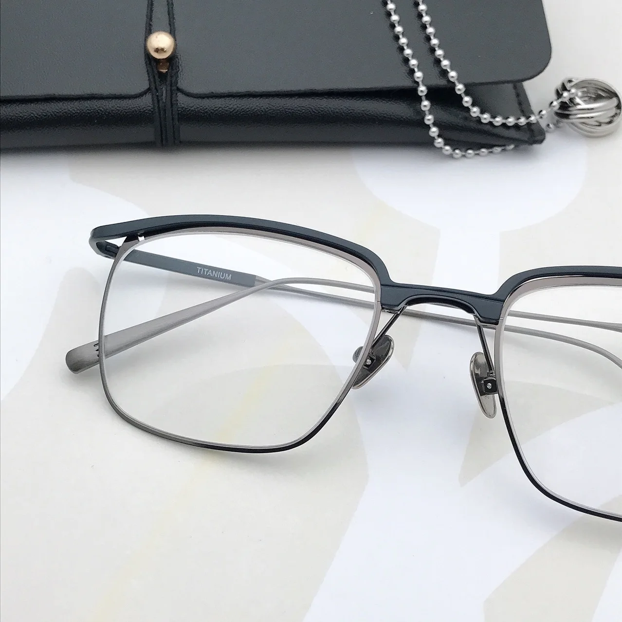 

High quality permanent eye frame for men can be equipped with anti-blue myopia glasses, ultra-light pure titanium eyebrow