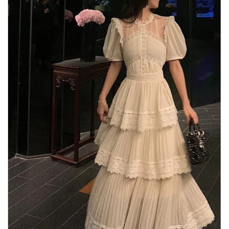 Винтажное кружевное женское платье облегающее с пышными рукавами и оборками