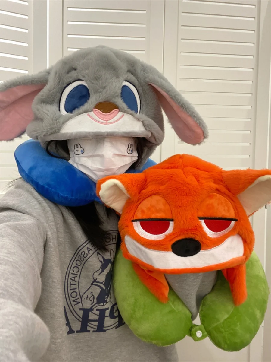 Подушка для шеи с капюшоном мультяшным рисунком