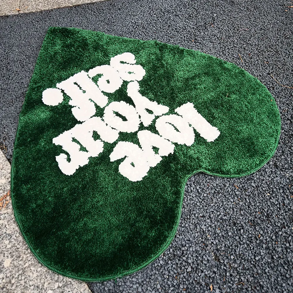 Коврик из микрофибры в форме сердца уютный и стильный декор для спальни или