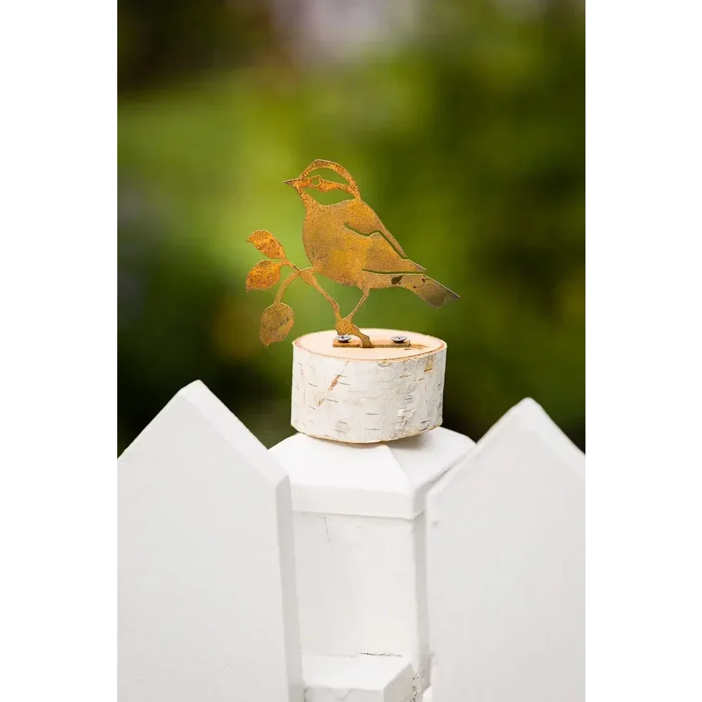 Элегантное украшение сада Chickadee с черной крышкой — изысканное ржавой грацией.