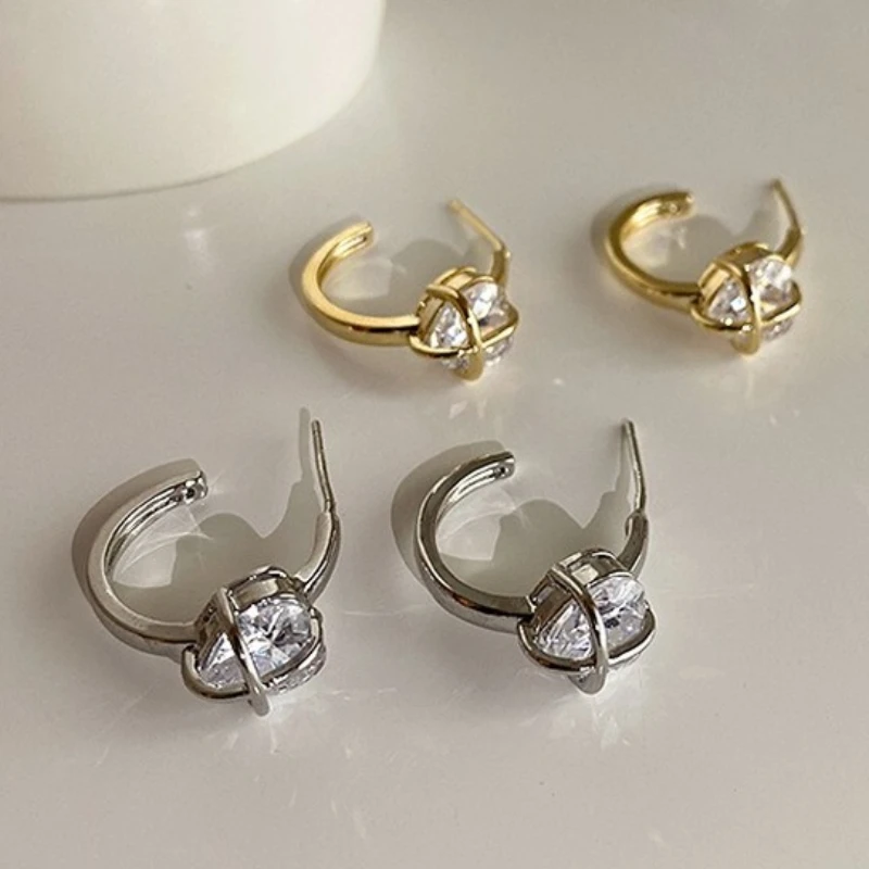 

Женские металлические серьги в форме буквы «С»