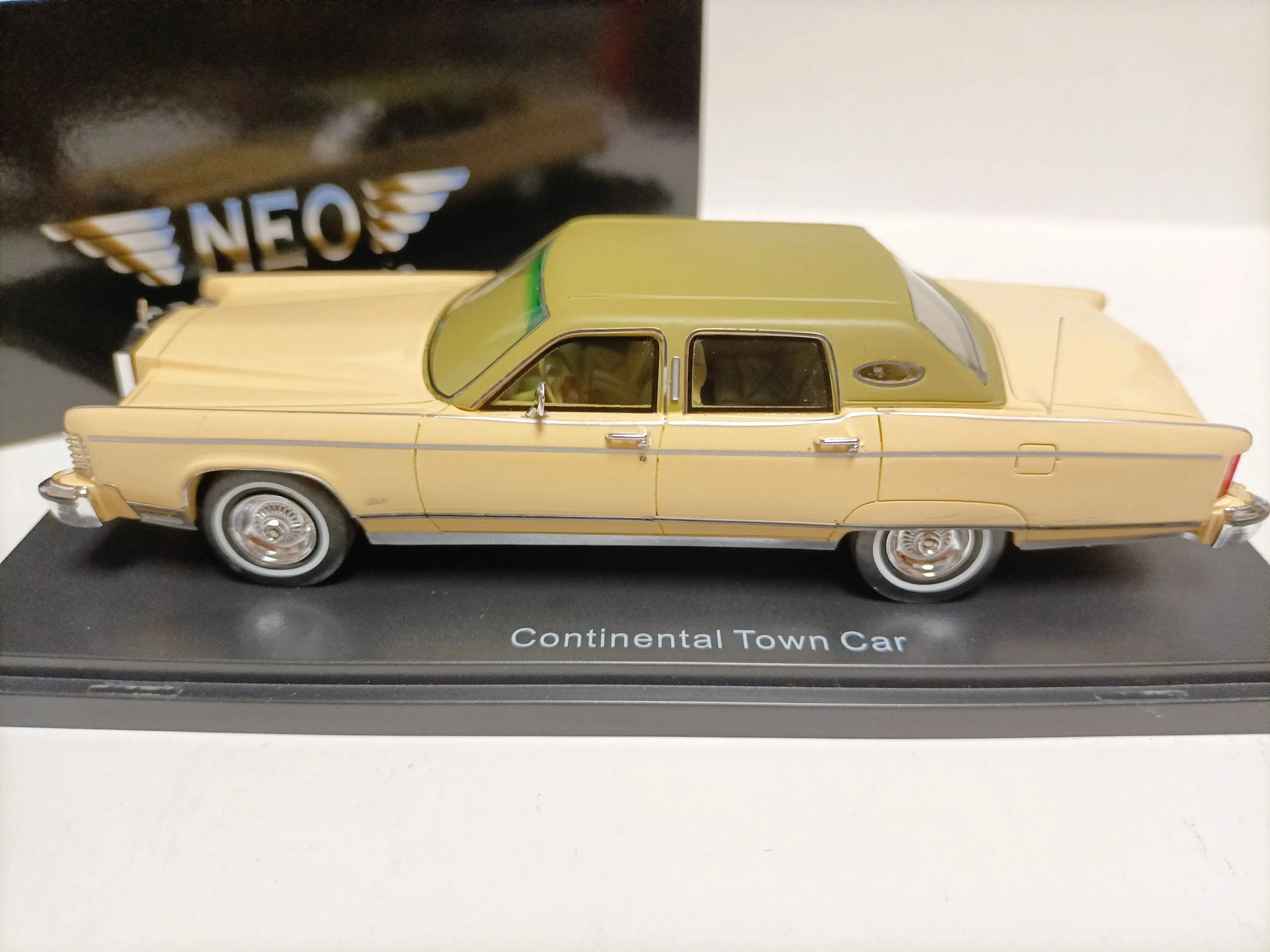 NEO 1:43 Continental Town Car 1982