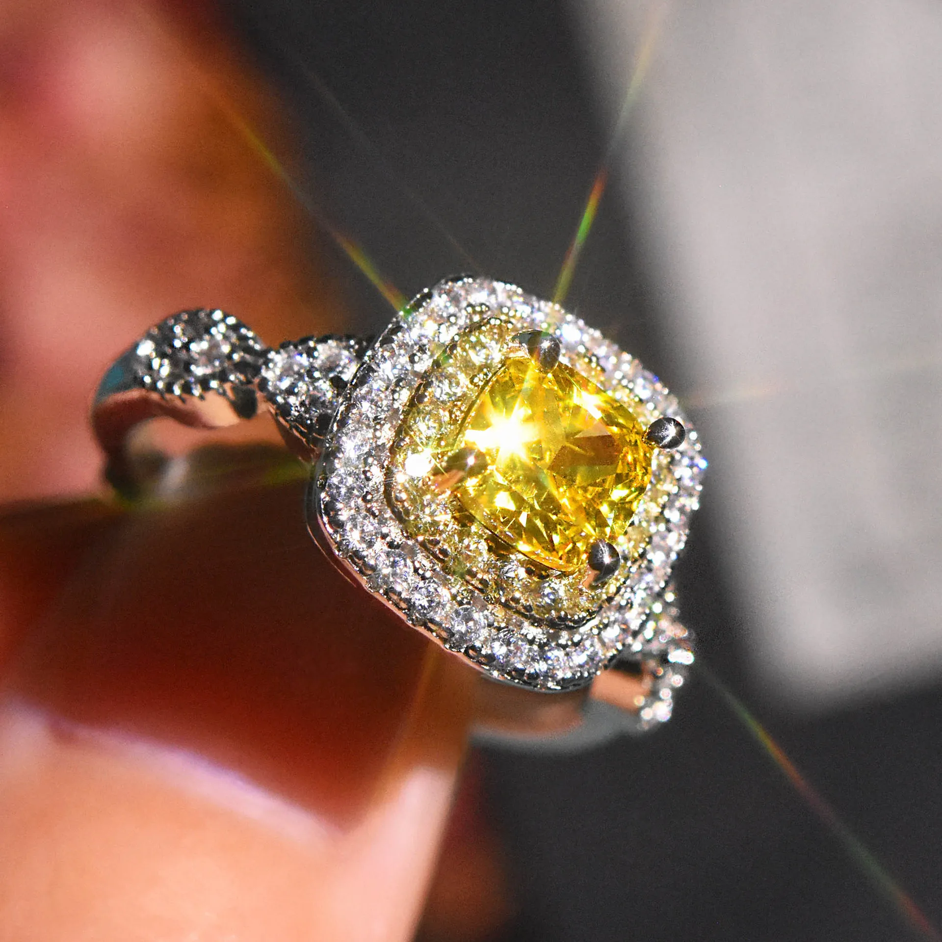 Обручальное кольцо с желтым цирконием открытое женское цвета белого золота