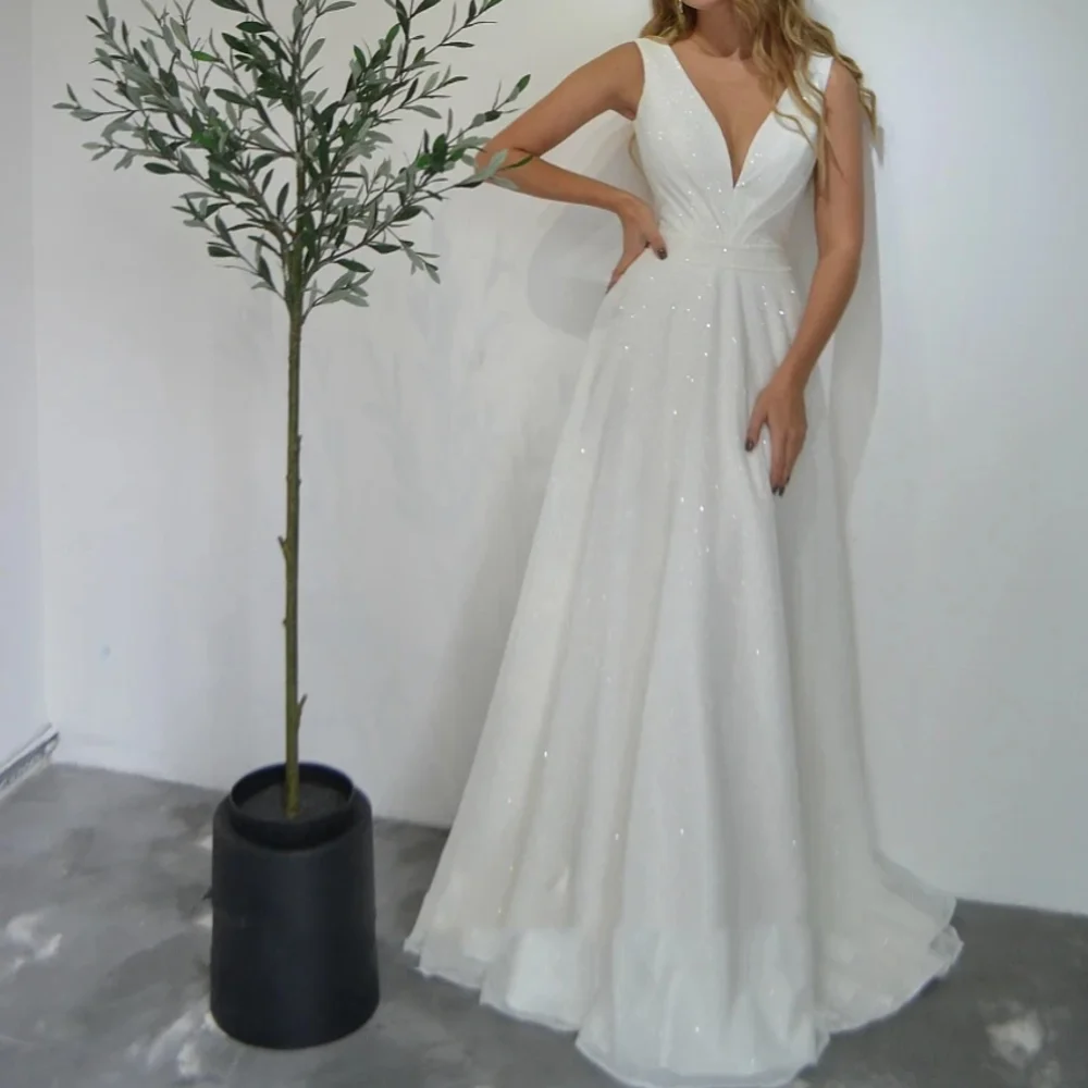 Классическое длинное блестящее свадебное платье из фатина с V-образным вырезом