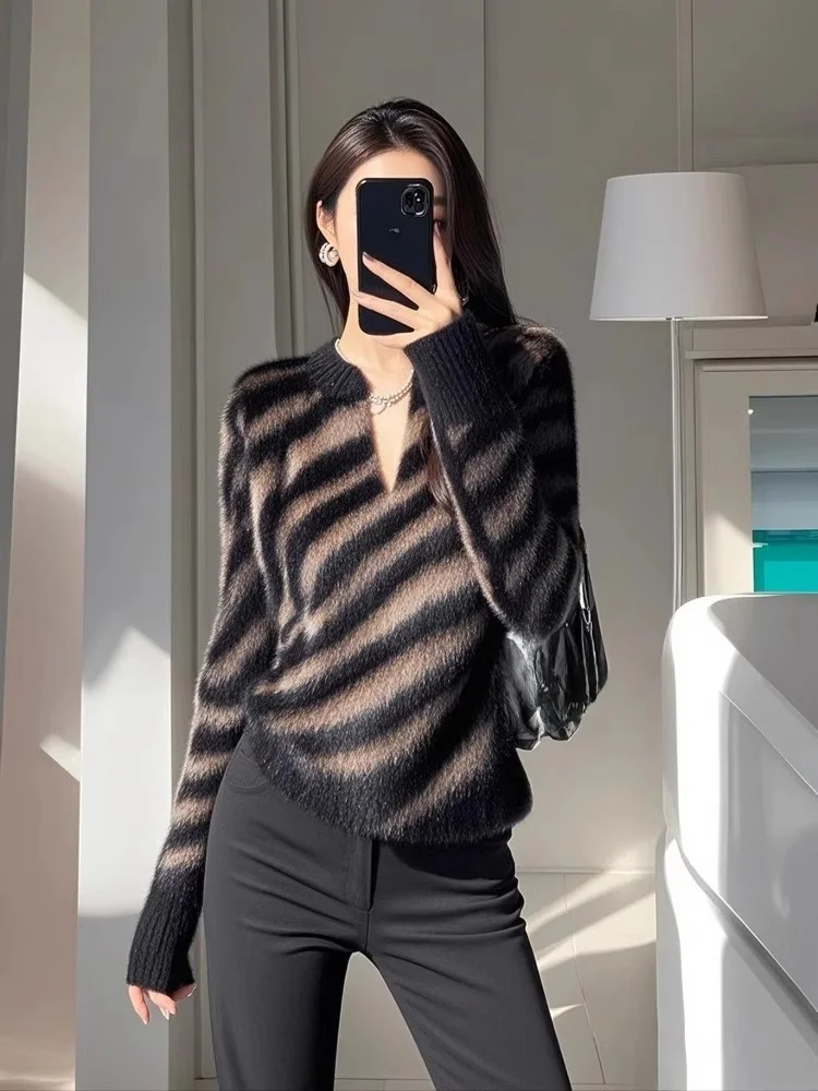 Корейская серия Lazy High Sense Кофейный цвет Полосатый вязаный свитер с v-образным