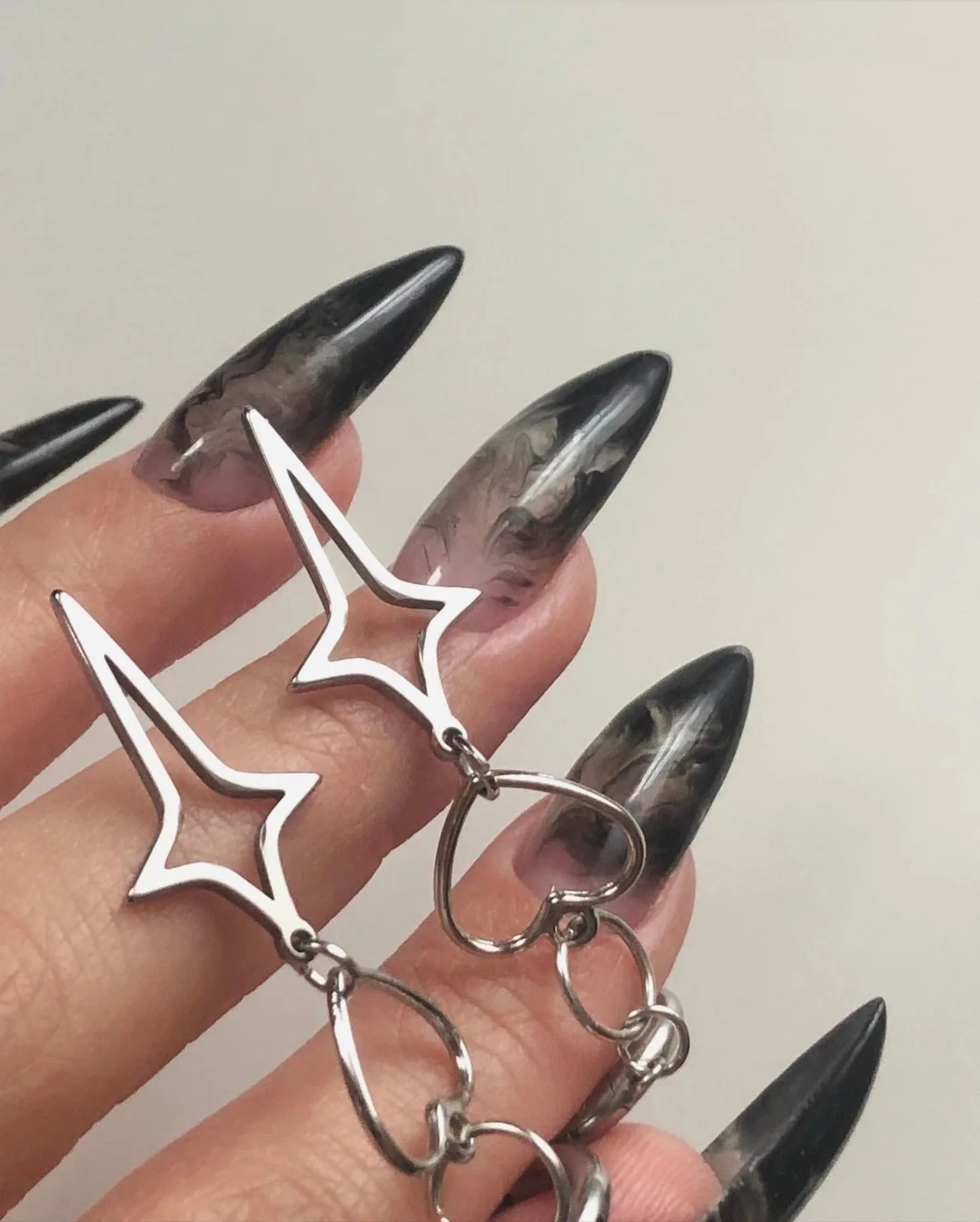 Модные серьги кресты