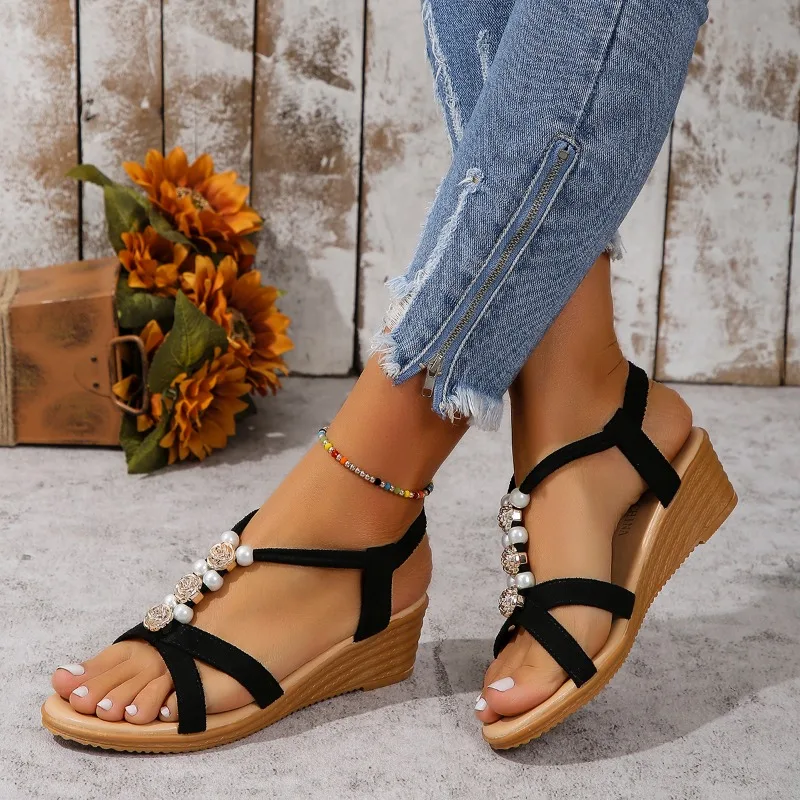 Женские босоножки на танкетке с жемчугом модные шлепанцы массивном высоком