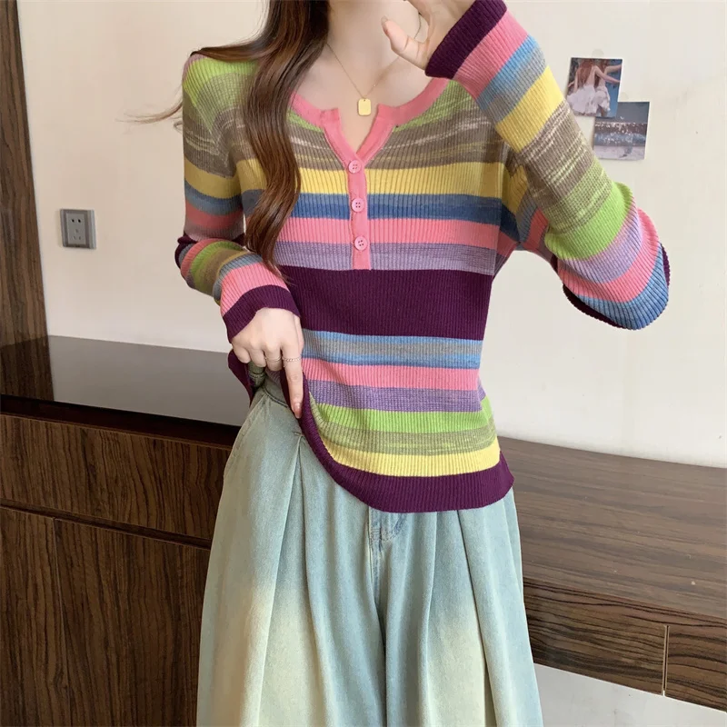 Рисунок 4 - Женский трикотажный свитер с V-образным вырезом