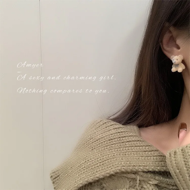 Набор украшений для женщин и девочек "Серьги с медведями на подложке из флокированного материала и ожерелье в коричневых и хаки тонах" с пендантами в виде милых животных.