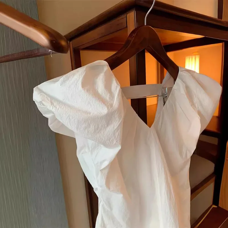 Блузка женская свободного покроя с V-образным вырезом и коротким рукавом