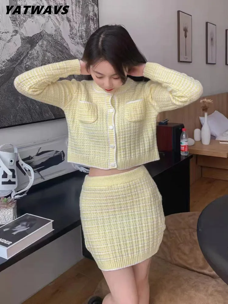 

Женский трикотажный костюм-двойка, свитер с круглым вырезом и длинными рукавами и юбка с высокой талией