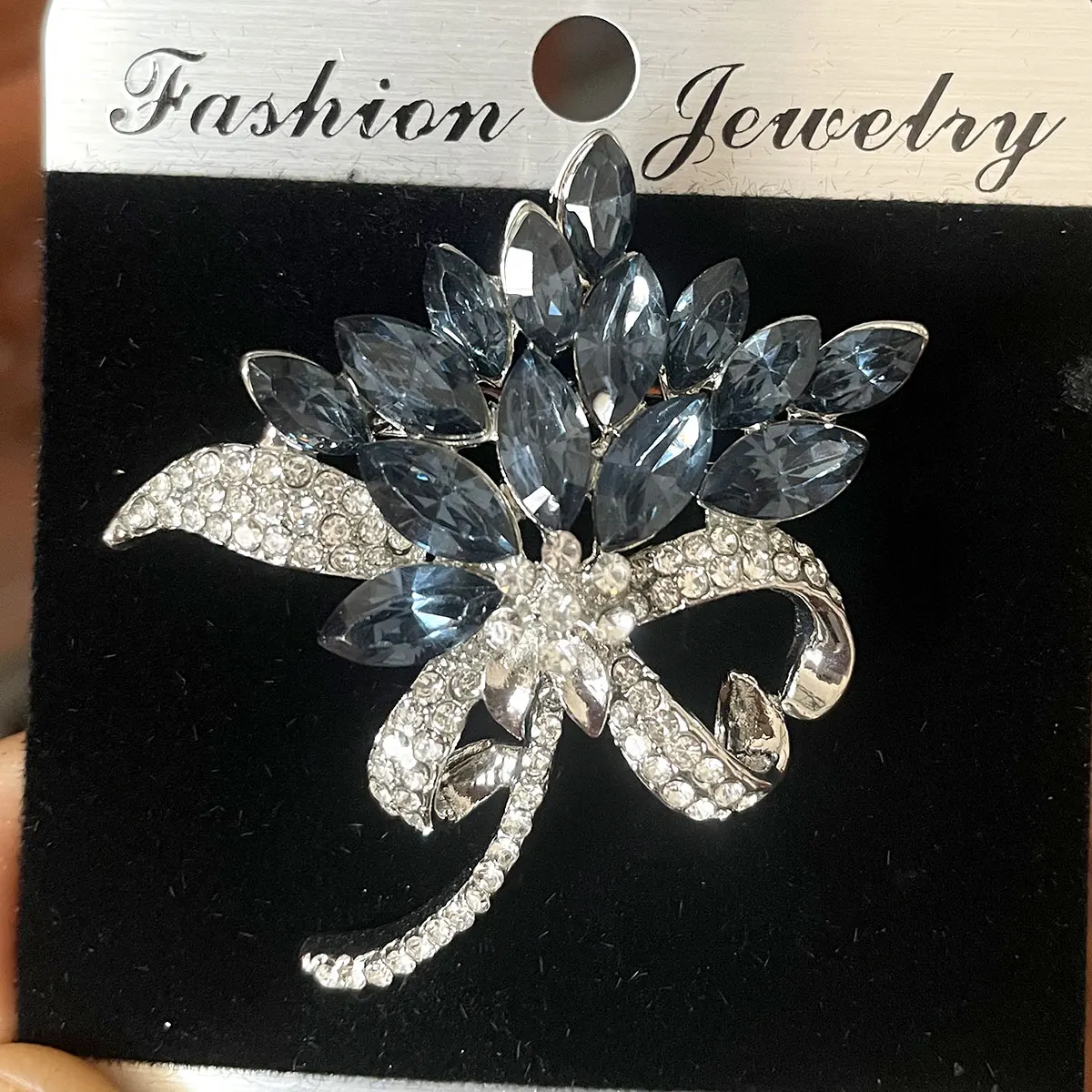 Женская брошь со стразами