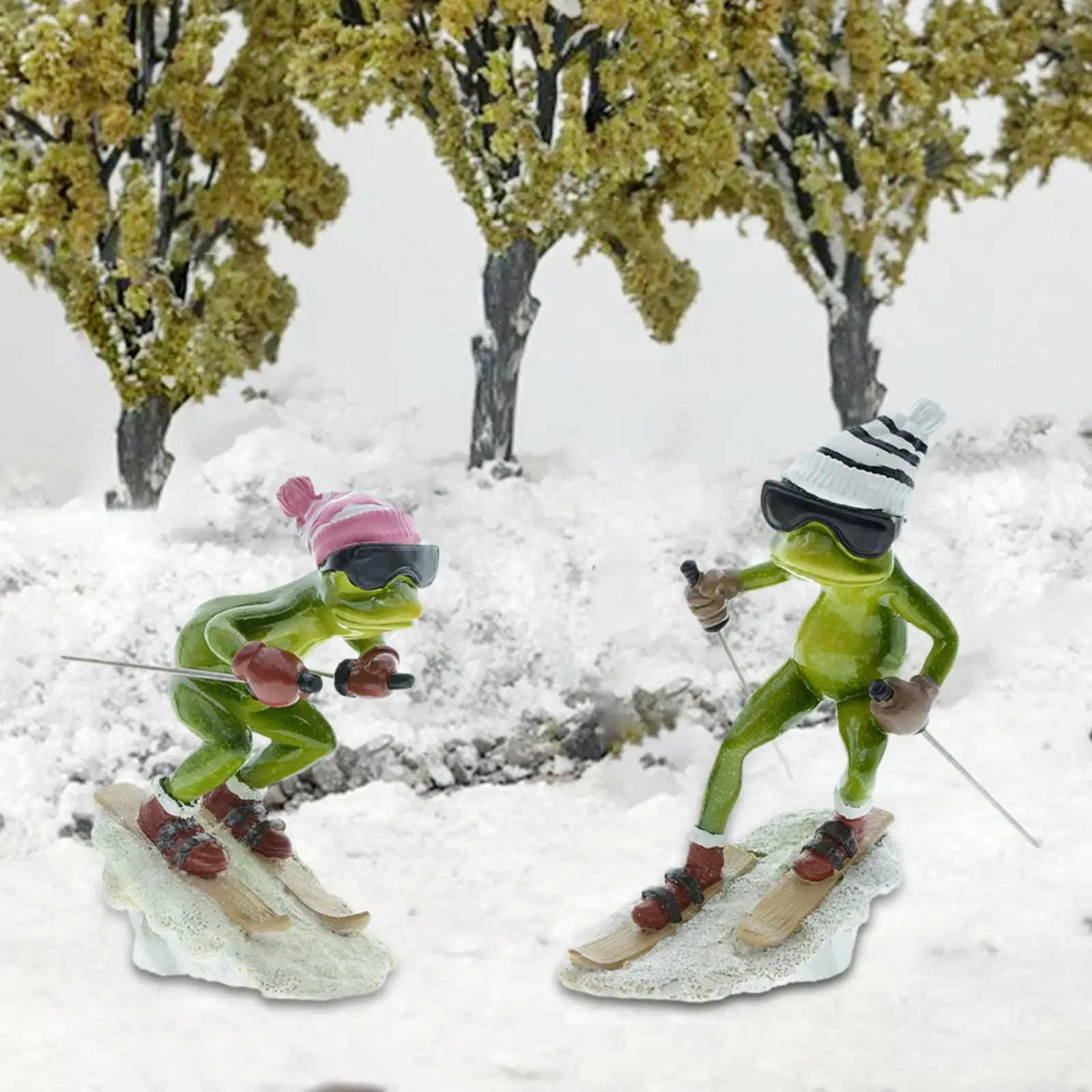 

2Pieces Skiing Frog Figurines Creative Ornament Sculpture Couple Frog Statue for Tabletop Balcony Restaurant Cabinet Decoration