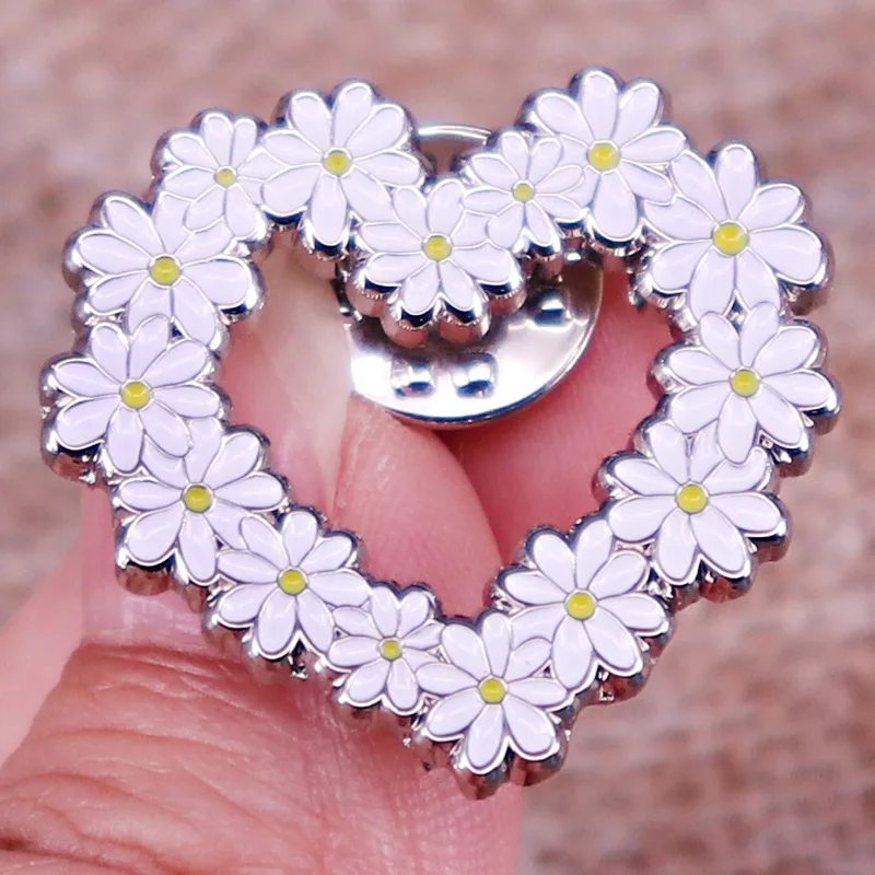 

Delicate White Daisy Heart-shaped Hollow Metal Brooch Girlfriend Gift Versatile Dress Hat Decoration