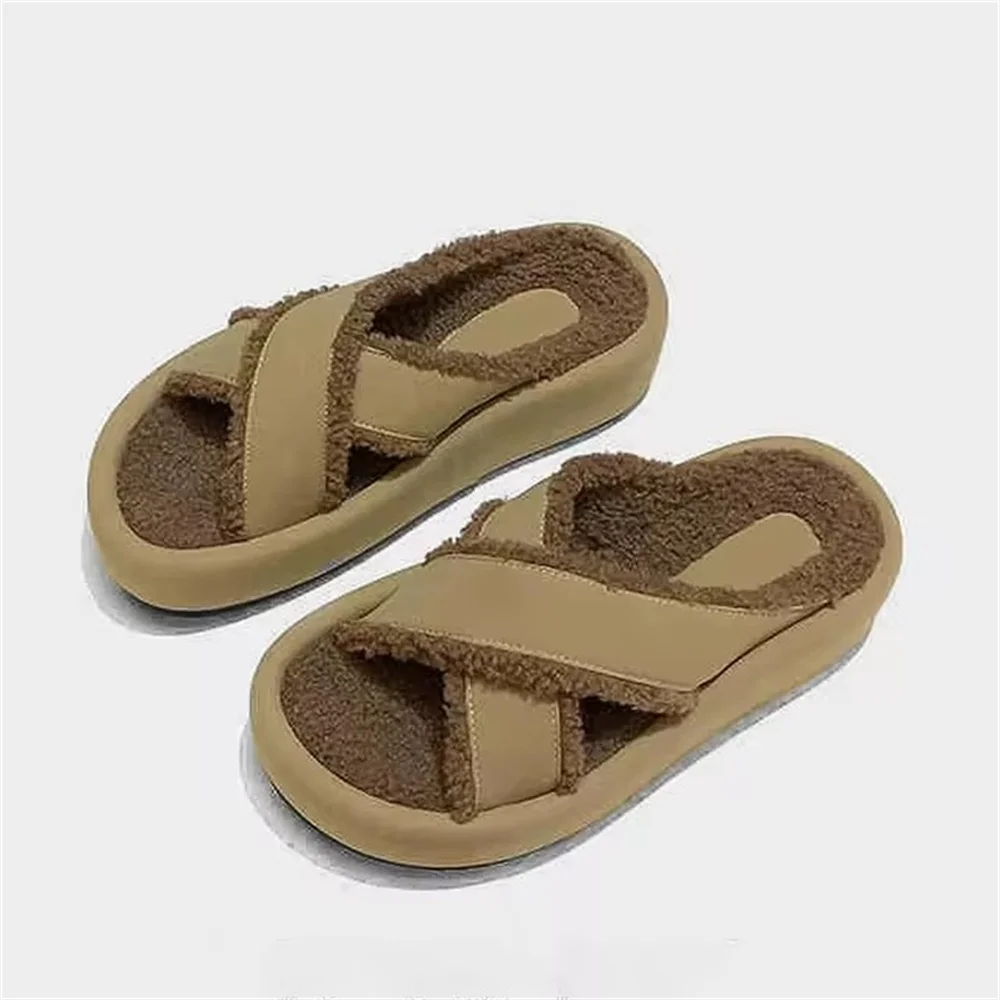 Женские нескользящие шлепанцы с перекрестными ремешками на толстой подошве