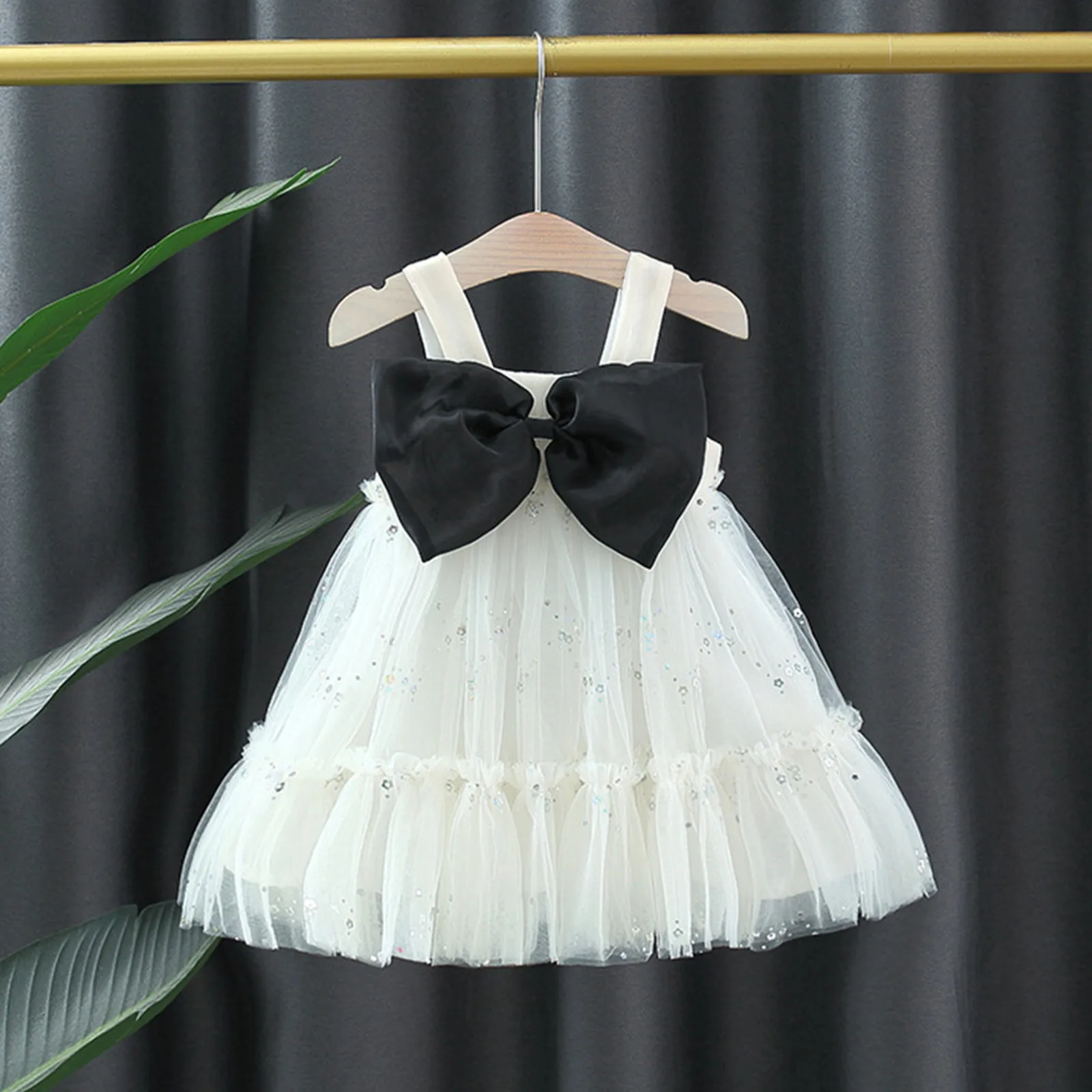 

Фатиновое платье без рукавов с бантом для девочек