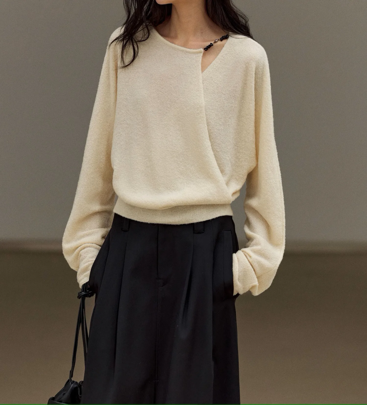 UMI MAO Асимметричный топ со сложенной пряжкой-цепочкой из черного агата и