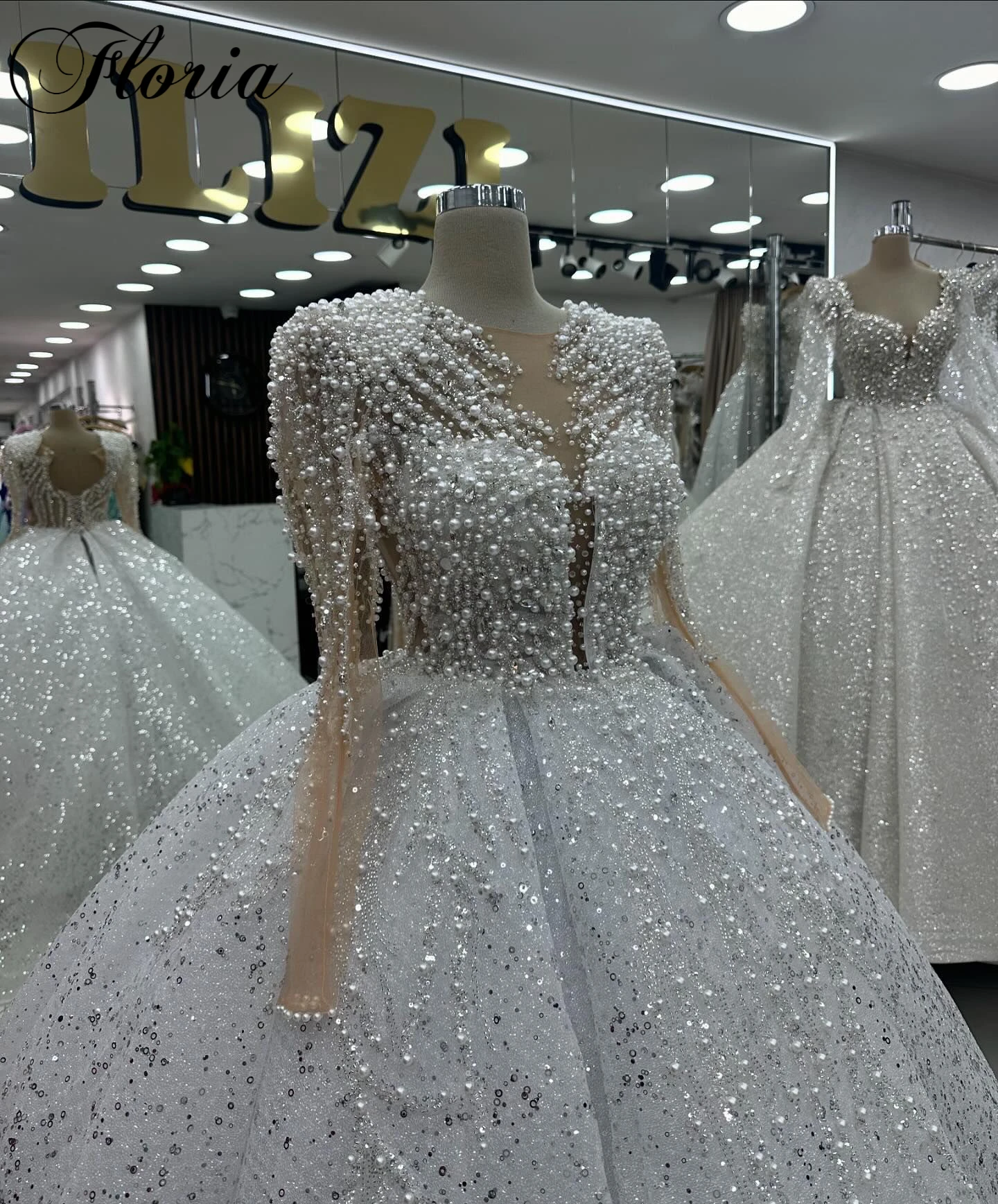 2025 Новые элегантные свадебные платья с жемчугом и длинными рукавами часовни для