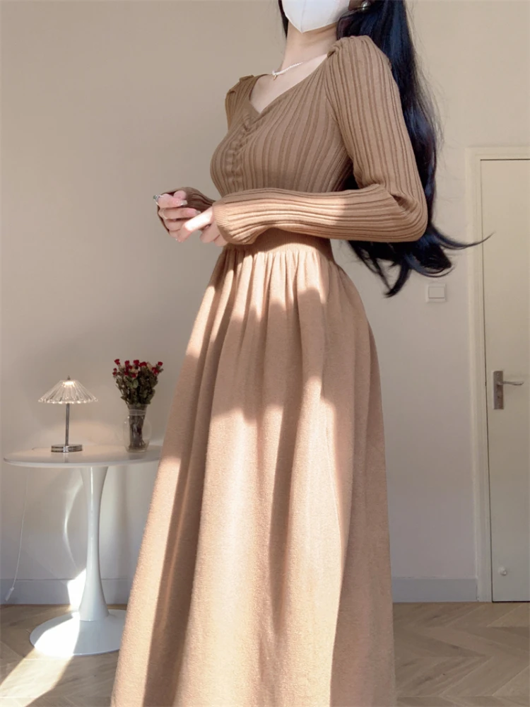 Женское трикотажное платье-свитер с V-образным вырезом