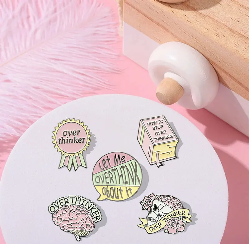 Эмалированная булавка Overthinker, индивидуальная награда Overthinking Award, книга с черепом, искусственная булавка на лацкан, мультяшный значок, ювелирное изделие, подарок для друзей
