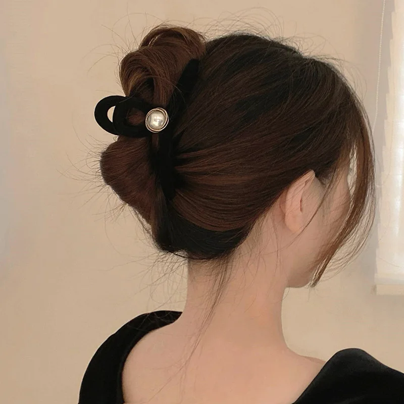 

Pearl Velvet Hair Claw Clips Elegant Hair Clips Nonslip Strong Hold Hair Catch Barrettes Jaw Clamps Hair Accessories for Women