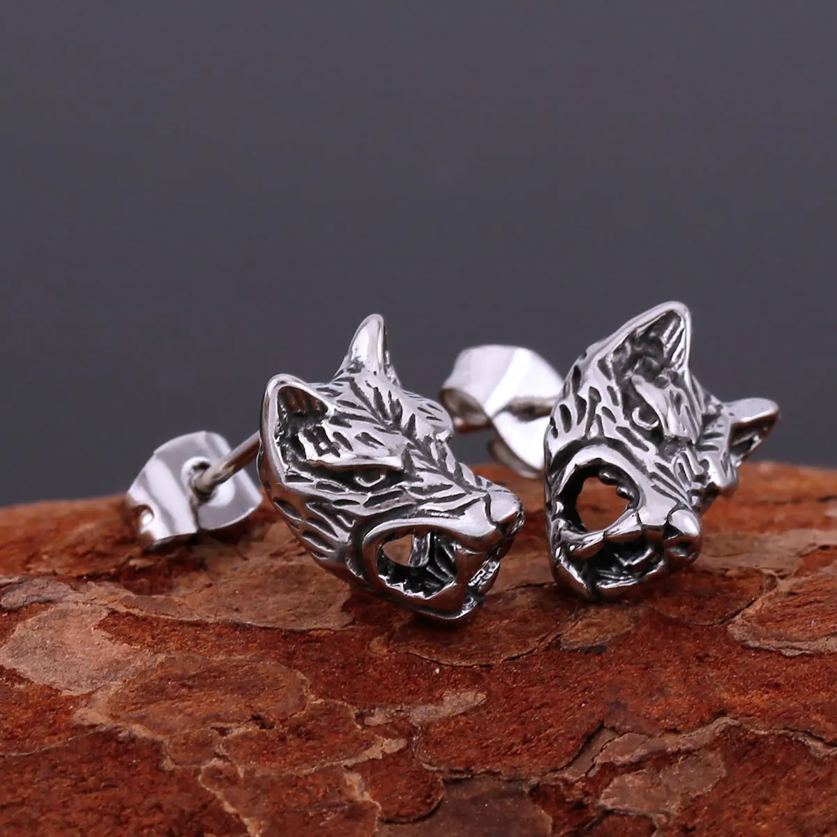 

Hip Hop Creative Stainless Steel Retro Wolf Head Viking Earrings Nordic Men's Animal Amulet Jewelry Teen Accessories Charm Gift