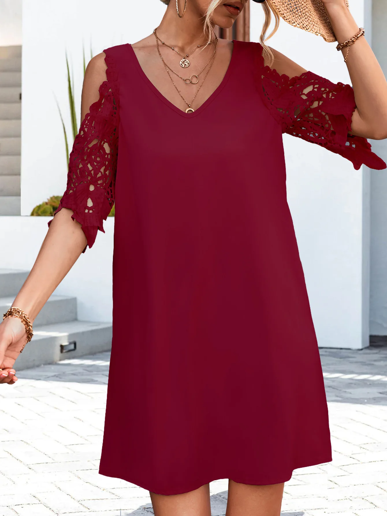 

Однотонное платье с V-образным вырезом и кружевными манжетами