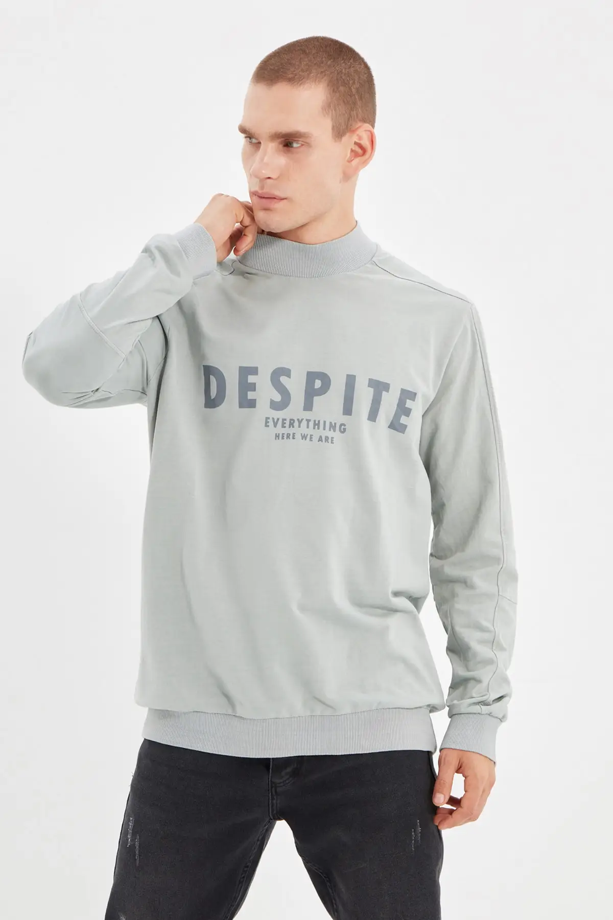 

Trendyol Men 'S Regular Fit Long Sleeve Half Turtleneck Printed Sweatshirts TMNAW22SW1138