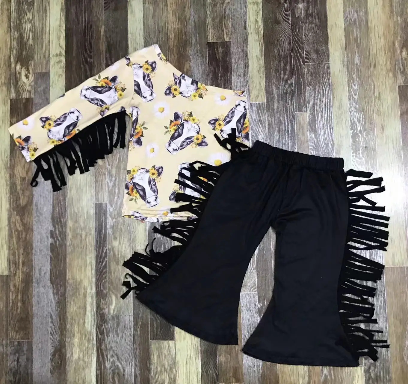 Топ с длинным рукавом и бахромой принтом коровы черными брюками |