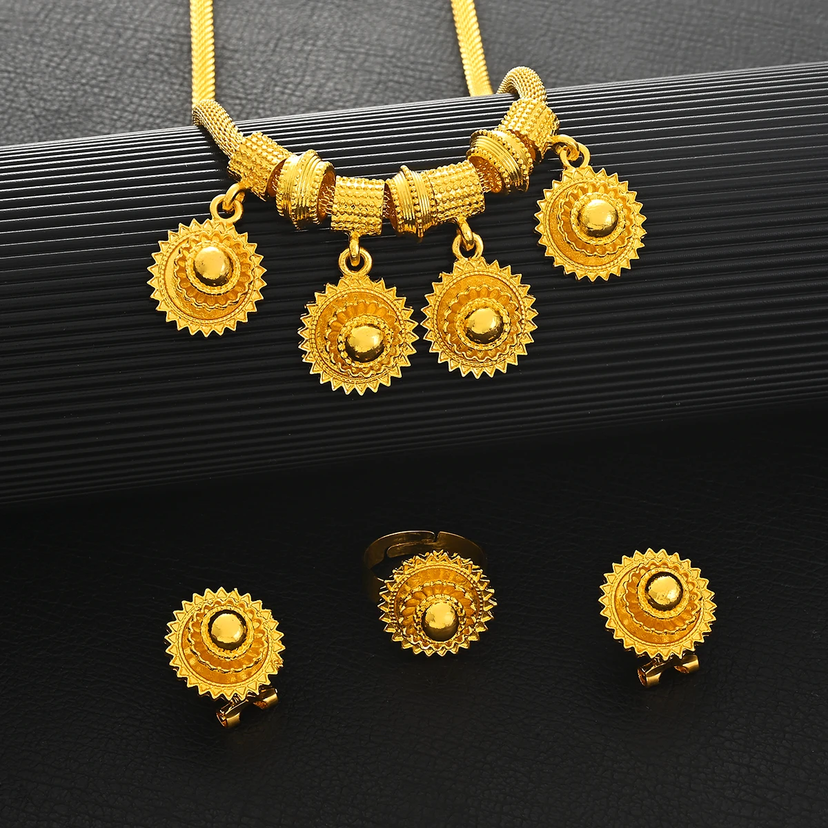 Комплект из колье и серёг под золото 24 к