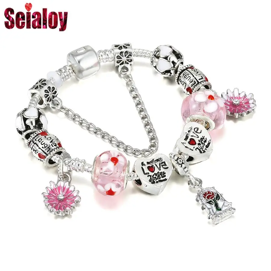 Женский браслет с розовыми бусинами и сердечками серебристого цвета