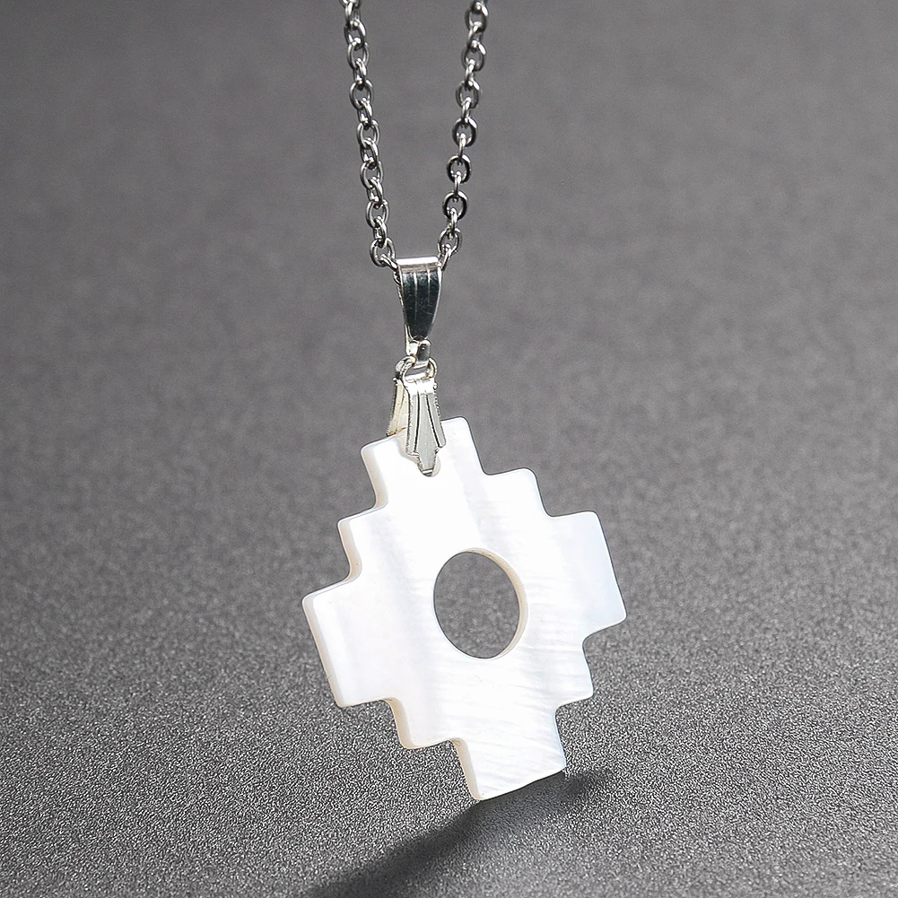 

Charm Mascot Crucifix Geometry Cross Round Mother of Pearl Shell Pendant Necklace Amulet Dangle Choker Chain Woman Party Jewelry