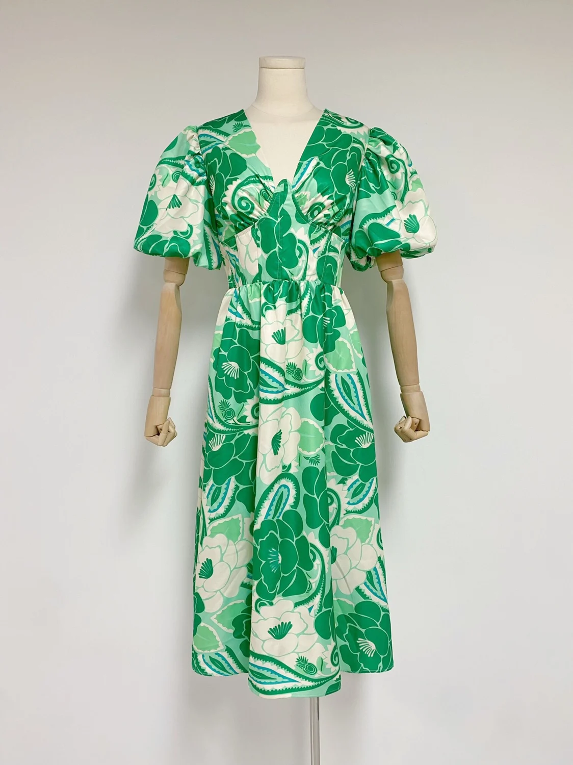 

Женское платье с принтом, V-образным вырезом и пышными рукавами