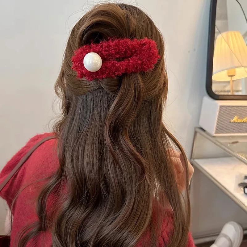 Плюшевая заколка в виде утконоса красная новогодняя для волос с хвостиком