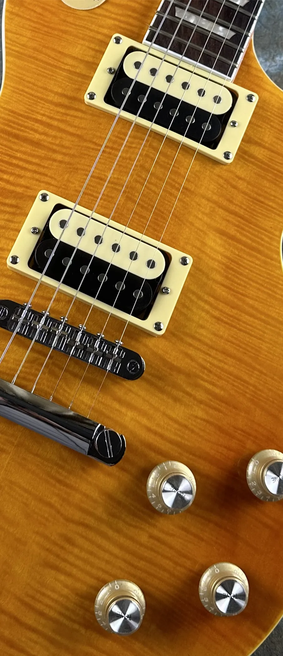 Стандартная электрическая гитара привидение лицо желтого тигра узор