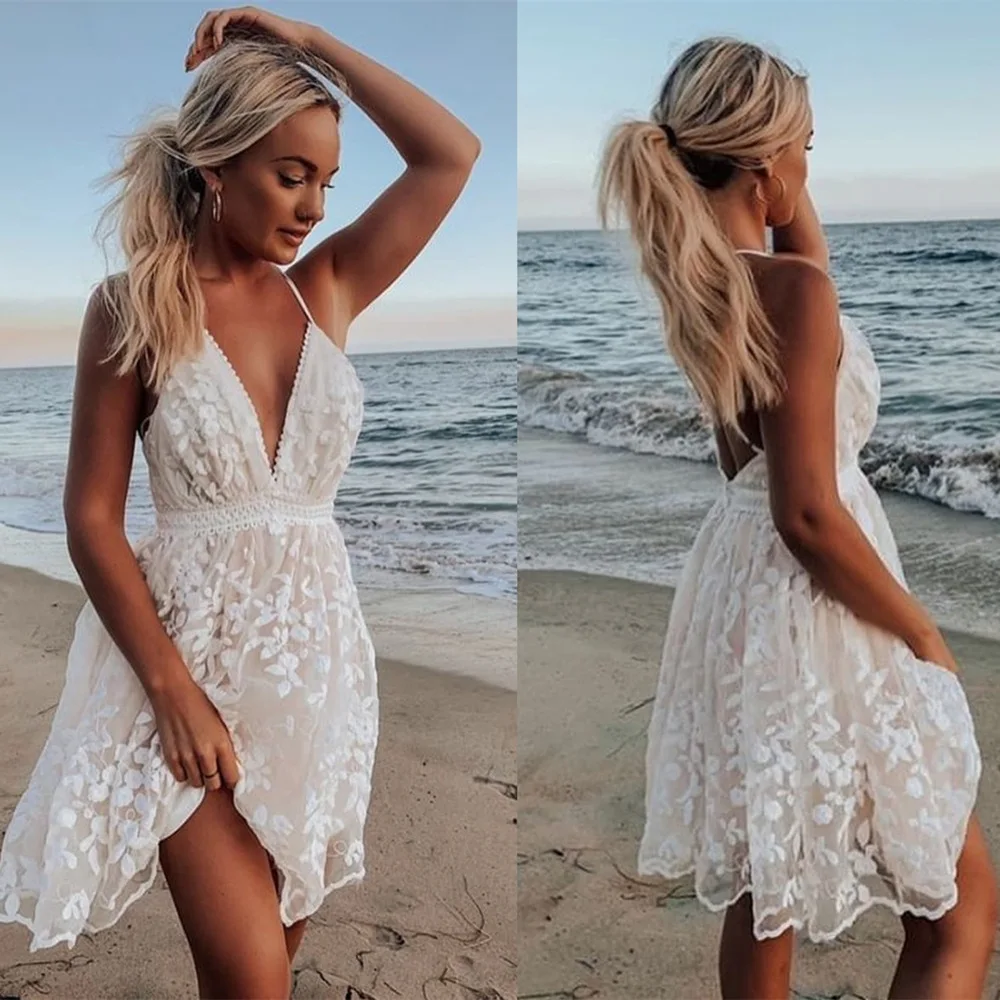 Купи New Lace White Dress V-neck Sexy Hollowed Out Backless Suspender Dress Printed Yarn Net Beach Leisure Vacation Style White Dress за 1,056 рублей в магазине AliExpress