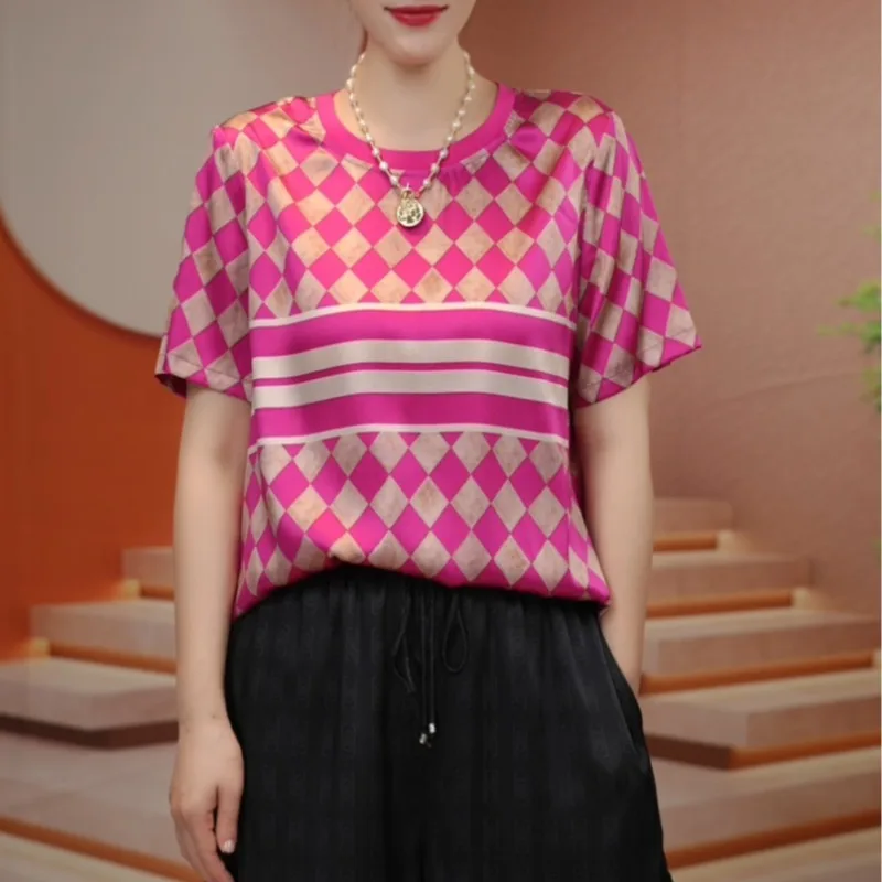 Женская футболка в полоску белая свободная с коротким рукавом круглым вырезом и