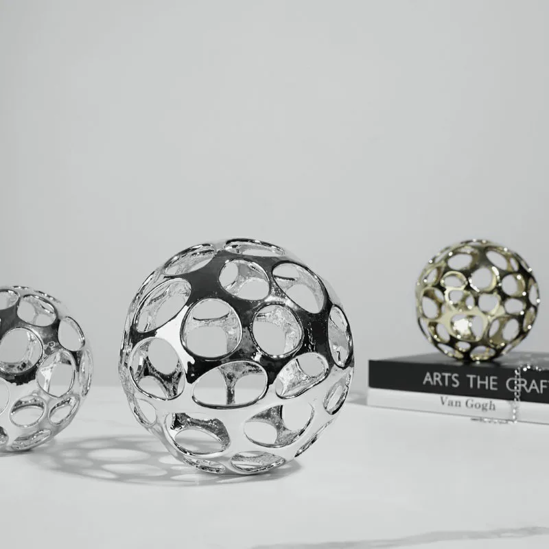 

Современные декоративные демонстрационные аксессуары, металлический художественный подарок на день рождения и Рождество, полые золотые и серебряные шарики для гостиной, украшения